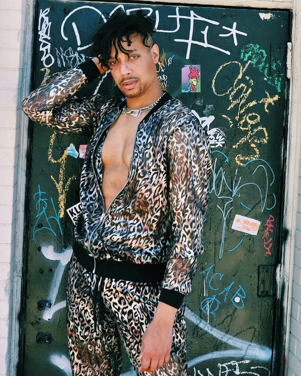 Lions and tigers all run with a roar

They're not the species that I'm looking for

🐆⛓️🐾

•••••••••

#HighFashionMen #HighsnobietyStyle #ComplexStyle #PhiladelphiaStyleMagazine #PauseOnline #Vitaly #ASOS #MenWithStyle #MensFashion #OOTD #BlackBoyHeal #AmenFashion