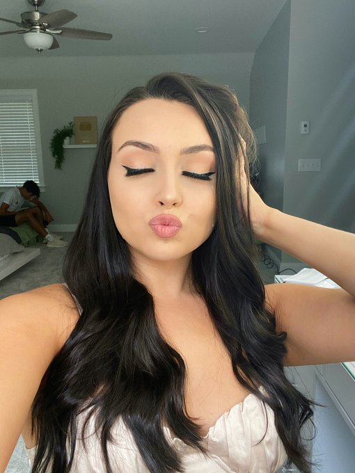 did I just discover my glow up?🤭✨🖤 https://t.co/mHn7NKDBTB<a href="/tag/appleevent"class="tags"><span>#appleevent</span></a>