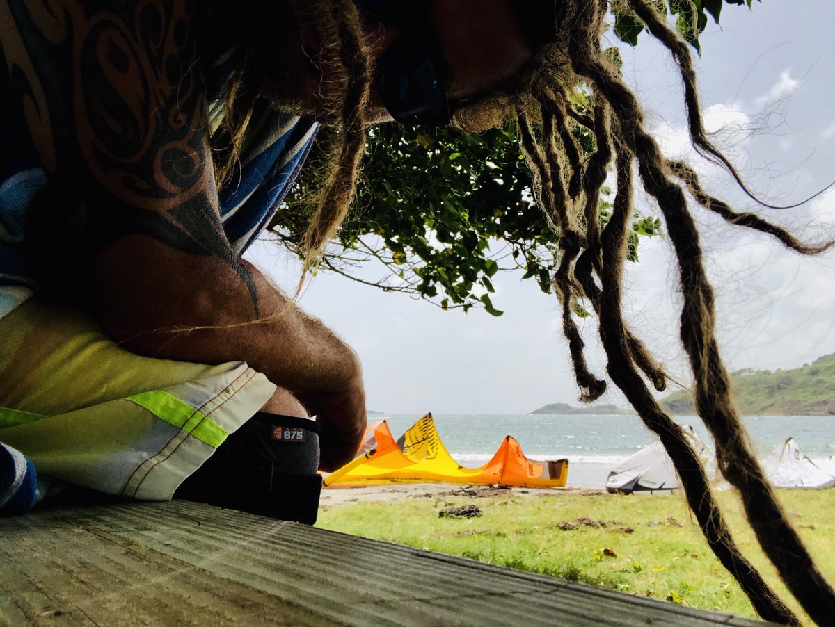 zatarrahomesslu's tweet photo. Enjoying a day of kiting just a few minutes away from the villa.  Full kite rentals and lessons available.  See how many kites in the sky from the villa before you head down. #cabrinhakites #digitalnomads #workandplayhere https://t.co/WWNVMkHTMR