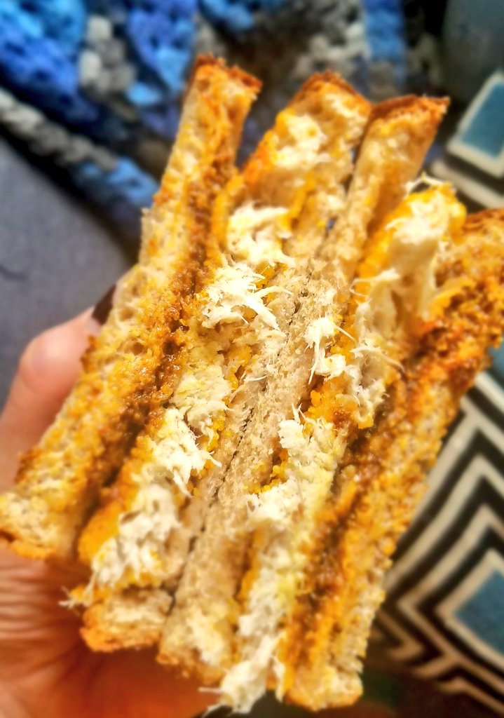 alissamarieek's tweet photo. Been eating all day, just had this vegan #chickenless sandwich on ww bread with bbq sauce and flaxseed https://t.co/sSS2iGouTE