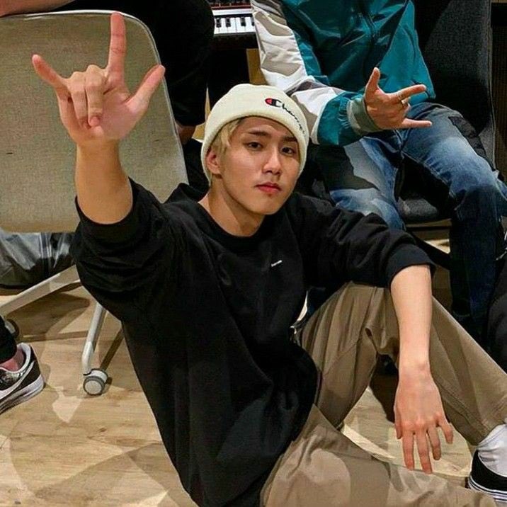 han jisung being an eboy: a short but necessary thread!!