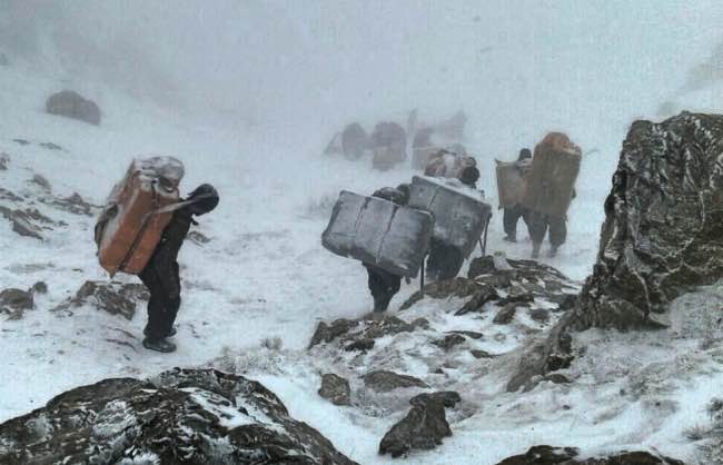 1/  #Kolbar means ‘transborder porters’ in  #Kurdish. Thousands of impoverished Kurds engage in this deadly trade. What usually kills Kolbars though is not Kurdistan's treacherous mountains, normally seen as Kurds’ only friends but Iranian border-guards ..  #Stop_Killing_Kolbars