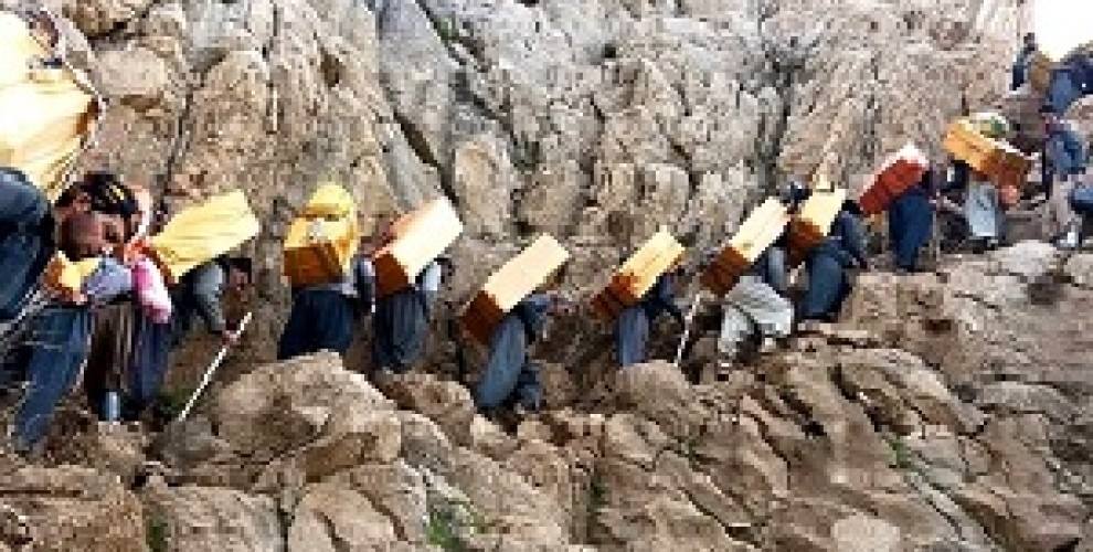 3/ Kolbar's body has become ‘The’ site for the deadly intersection of the racist and capitalist violence of the Islamic Republic of  #Iran ( #IRI). There is little coverage of the deadly daily state-terrorism practiced on Kurdish Kolbars. #Stop_Killing_Kolbars #کولبر_نکشید