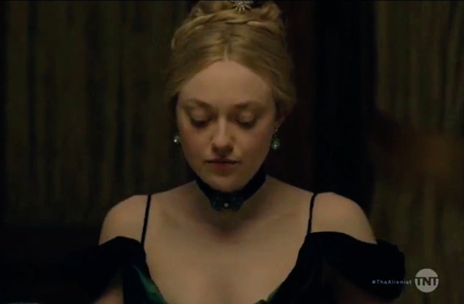the way he couldn't stop looking at her lolll #TheAlienist  