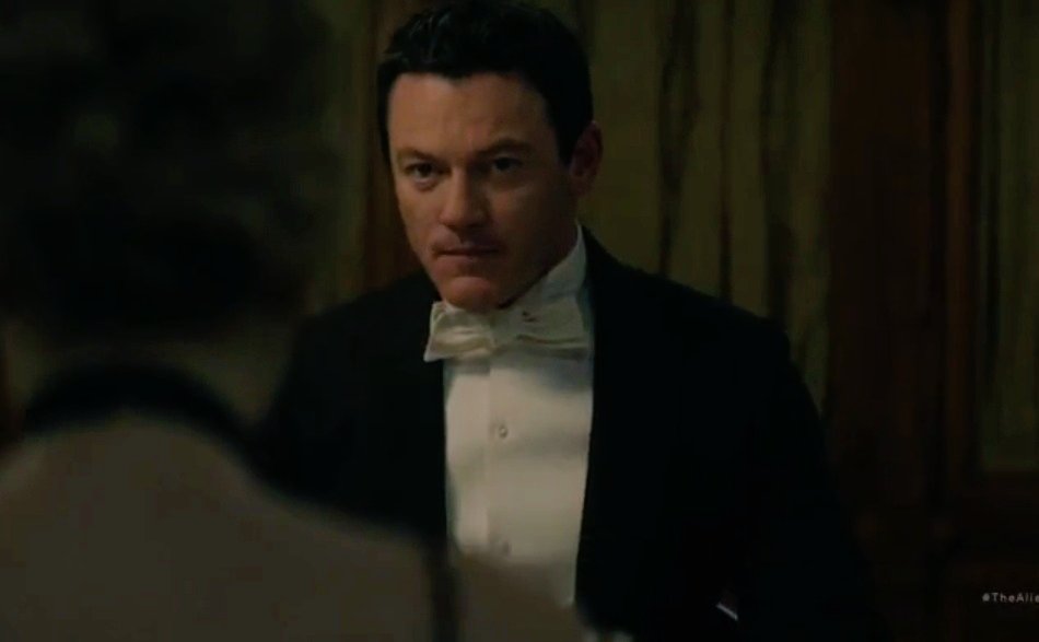 the way he couldn't stop looking at her lolll #TheAlienist  