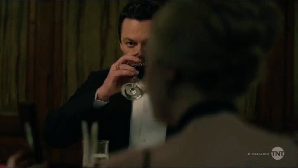the way he couldn't stop looking at her lolll #TheAlienist  