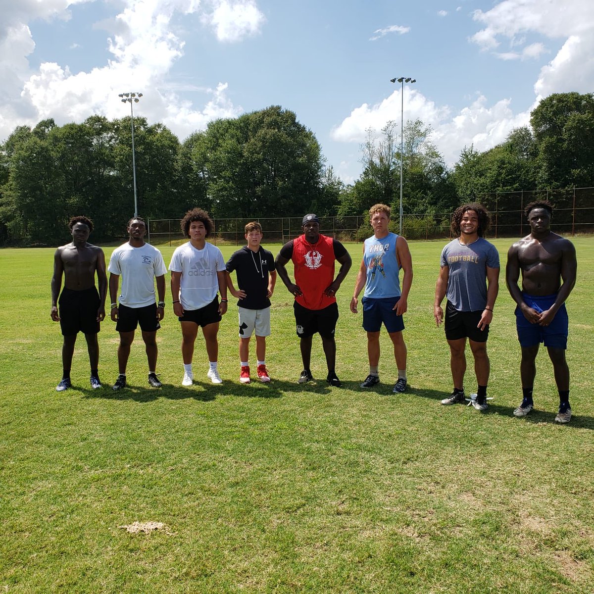 CoachWhitmire's tweet photo. Great group  linebacker session today #EPT 🤟🏿🏁 https://t.co/rJT9aauLJM
