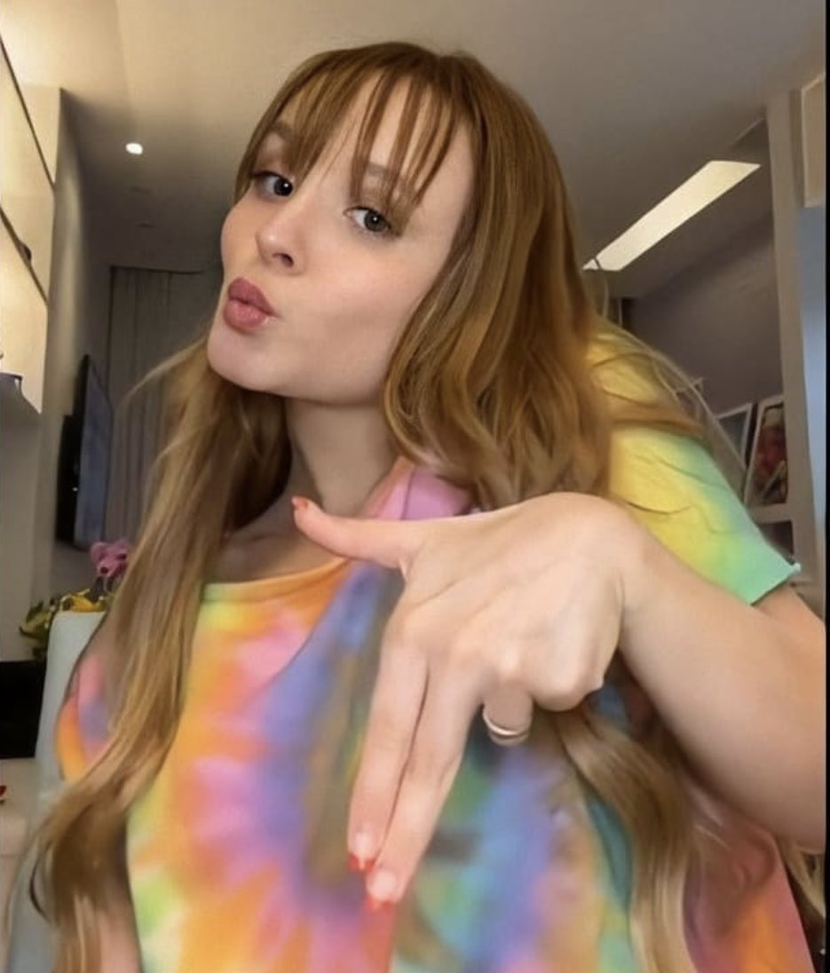 Será que a Larissa não sente dor nas costas por carregar toda a beleza do mundo??

#MPN #LarissaManoela #ModoAviao #LarissaManoelaIG #MinhaEscolha #LarissaManoelaInspiracao #Club57Nick #Club57 #AnyGabriellyTiktok #AnyGabriellyConvida #Uniters #NowUnited #ComeTogether