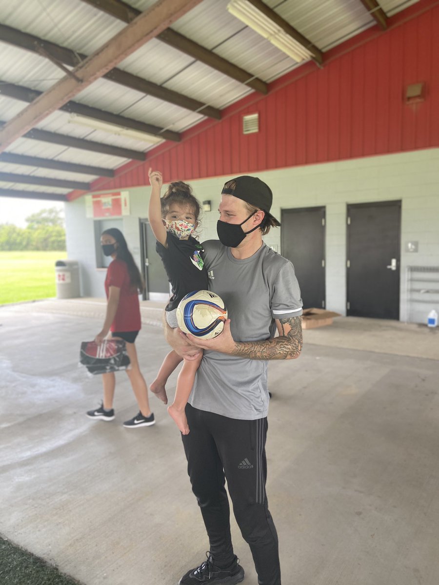 dannyfr3e's tweet photo. #maskup for Fall 2020! Our girls are back 👊🏼 and Wyatt is making sure our girls stay responsible on campus to keep everyone safe this semester! #GeauxColonels https://t.co/iDK6RJrNSy