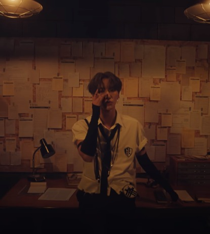hey why is seonghwa the only one in the inception mv that doesn't have a bed/doesn't sleep? it could be that his parts in bed got cut/they didn't have room in the office to put a bed but it seems that they made a point to show that yunho has a bed while seonghwa doesn't