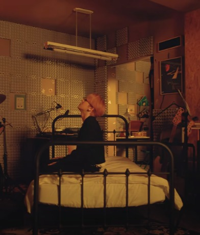 hey why is seonghwa the only one in the inception mv that doesn't have a bed/doesn't sleep? it could be that his parts in bed got cut/they didn't have room in the office to put a bed but it seems that they made a point to show that yunho has a bed while seonghwa doesn't