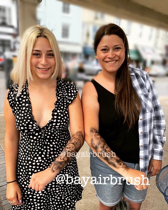 Airbrush sleeves, temporary and painless 👀#mumanddaughter #airbrushtattoos #airbrushsleeve #airbrush #airbrushart #airbrushlove #blacktattoo #brixhamtattoo #brixham #brixhamharbour #brixhammarina #brixhambreakwater #brixhamfishquay #torbay #torquay #paignton #southdevon #devon