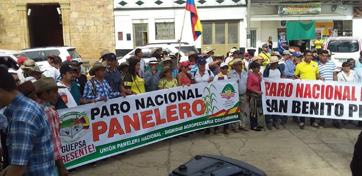 CaracolBga's tweet photo. Paneleros de la Hoya del Río Suárez a paro si aprueban patente que cambiaría forma de producir panela. 

>> https://t.co/wOwcOPnAyt https://t.co/w6uBBUE6p4