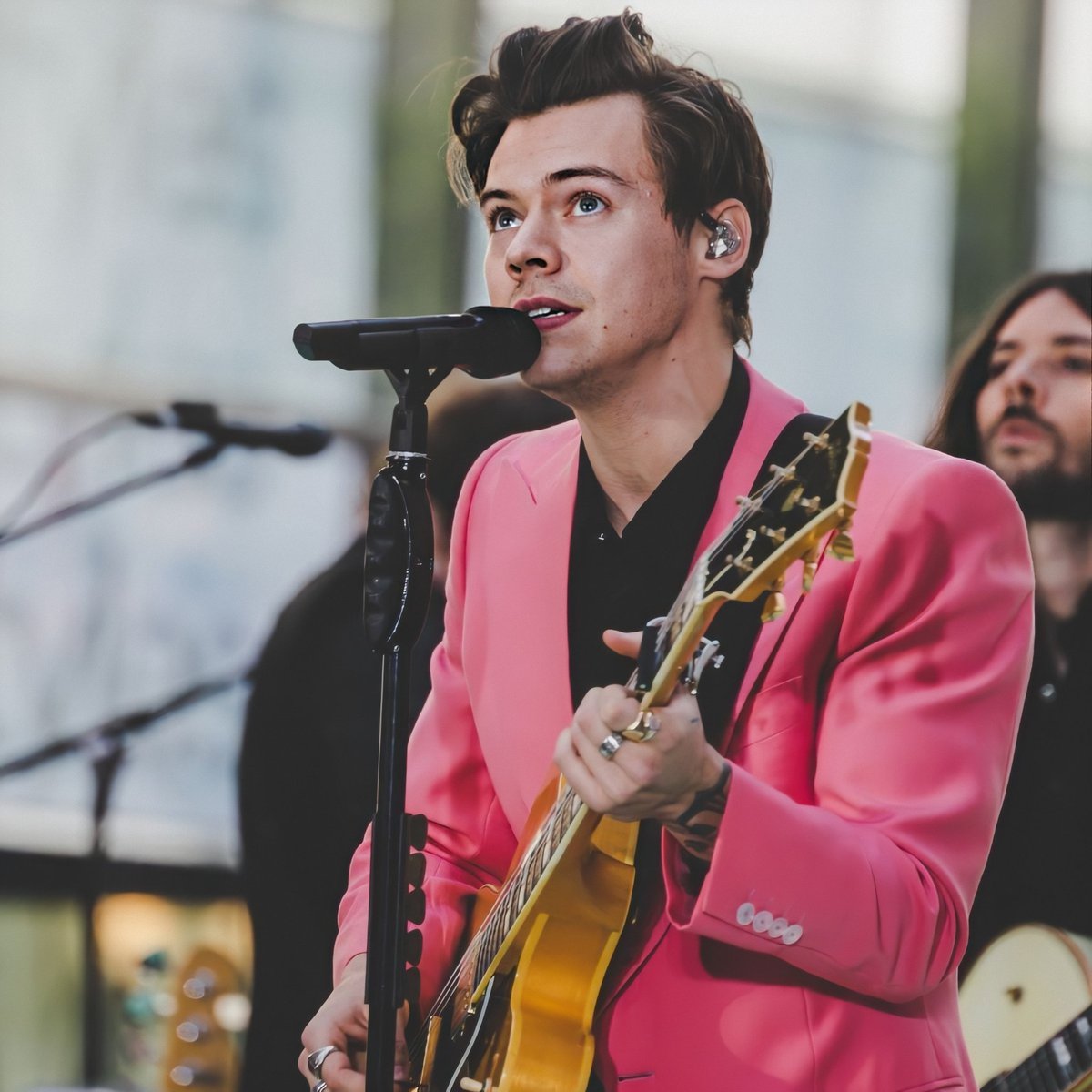 hs18lt's tweet photo. .° ｡ ✧ au larry  ✧ ｡°.
      » 𝓣𝓮𝓪𝓻𝓼
Louis perde uma aposta e é obrigado a gravar um cover, ele só não esperava que a música tivesse sido escrita pra ele.
Harry escreveu uma música pra superar alguém do passado. Anos depois, esse alguém aparece cantando a mesma. https://t.co/1ouQV6nK0M