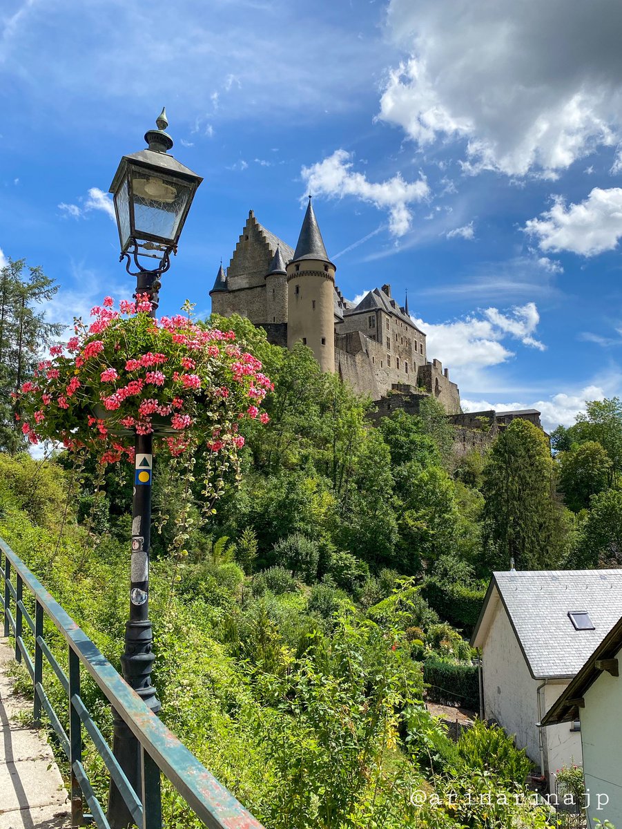 𝔸ℝ𝕀ℕ𝔸 Luxembourg Auf Twitter ヴィアンデン城 中世の古城が多く残るルクセンブルク その中でも特に有名で Cnnにより 世界の最も美しい城 にも選出されたことがあるヴィアンデン城 小高い丘の上に聳え立つその堂々とした佇まいと まるでおとぎ話の世界の