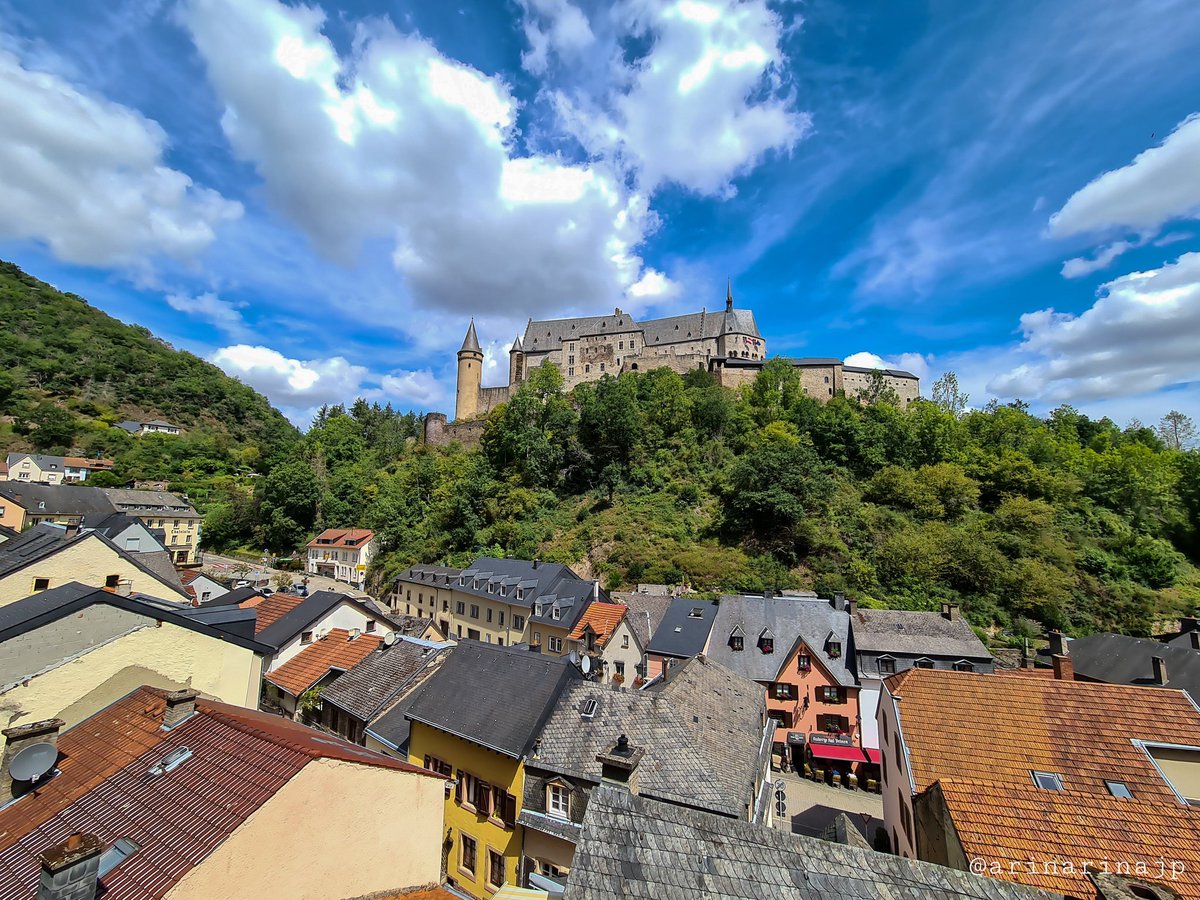 𝔸ℝ𝕀ℕ𝔸 Luxembourg ヴィアンデン城 中世の古城が多く残るルクセンブルク その中でも特に有名で Cnnにより 世界の最も美しい城 にも選出されたことがあるヴィアンデン城 小高い丘の上に聳え立つその堂々とした佇まいと まるでおとぎ話の世界の