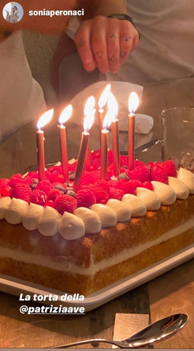 AvePatty68's tweet photo. Questa è la torta che ho fatto  per il compleanno di @soniaperonaci a tempi di record, solo in 2 ore  #auguri #soniaperonaci #soniafactory #patriziabakeoff #bakeoffitalia #HappyBirthday https://t.co/A0QI2H1arF