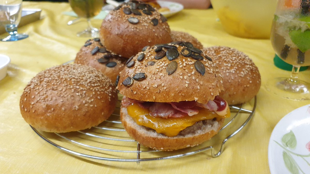 AvePatty68's tweet photo. I miei #hamburger con farina integrale e farina 0 presto la ricetta #patriziabakeoff #bakeoffitalia #bakeoffitaliaallstarsbattle https://t.co/wHLgqxaRYU