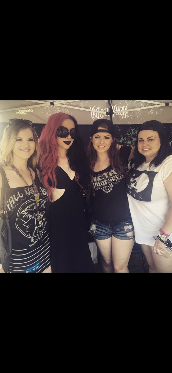 jonkerrz's tweet photo. The first time I met @Ash_Costello on warped tour. Such a good memory and a fun day with my besties 🖤❤️🤘🏻 https://t.co/PDr4gv4Qdp