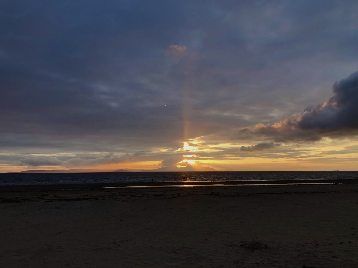 alistair_fenn's tweet photo. It’s good to be home and it not be raining for once

#BonnieScotland #sunset #stayingdryforonce https://t.co/BAOipEka2o