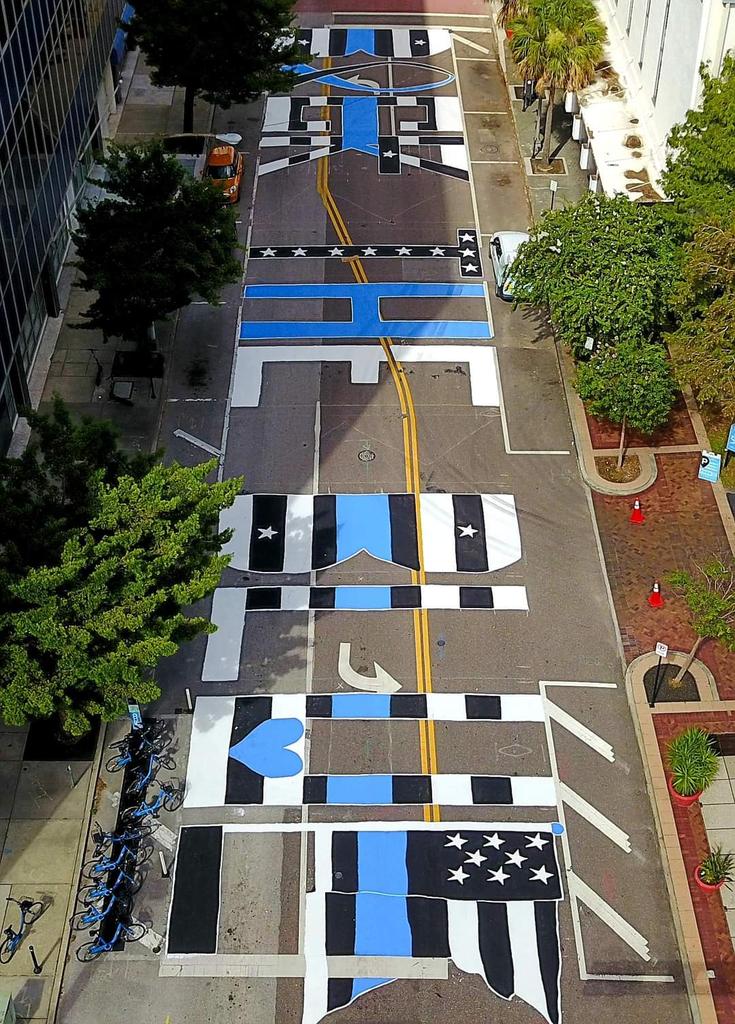 borderfox116's tweet photo. Tampa Florida Makes US History:
On Saturday, August 1st 2020, Tampa Bayโs law enforcement supporters painted the first โBack the Blueโ mural located on East Madison Street next to the Tampa Police Department in Downtown Tampa. #BackTheBlue https://t.co/MsagXCu8Qf