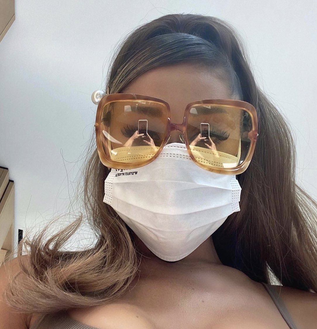 ingen forbindelse Transplant Ed Pop Base on X: "Ariana Grande looks amazing even in a mask in newly shared  Instagram photos. https://t.co/Saez3uaYAt" / X