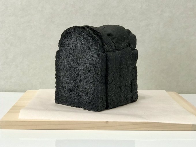 この前買ったこの食パン、オーブンの中で炭素と化した物体にしか見えない? 