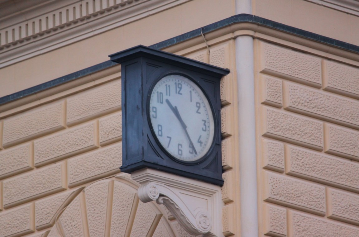 Go outside in the Piazza in front of the station and look at the facade. Up high on the left-hand side is the old-fashioned clock that was damaged & stopped at 10.25 a.m. on 2 August 1980. It was repaired & remounted but will forever show the time of 10.25 >> 24