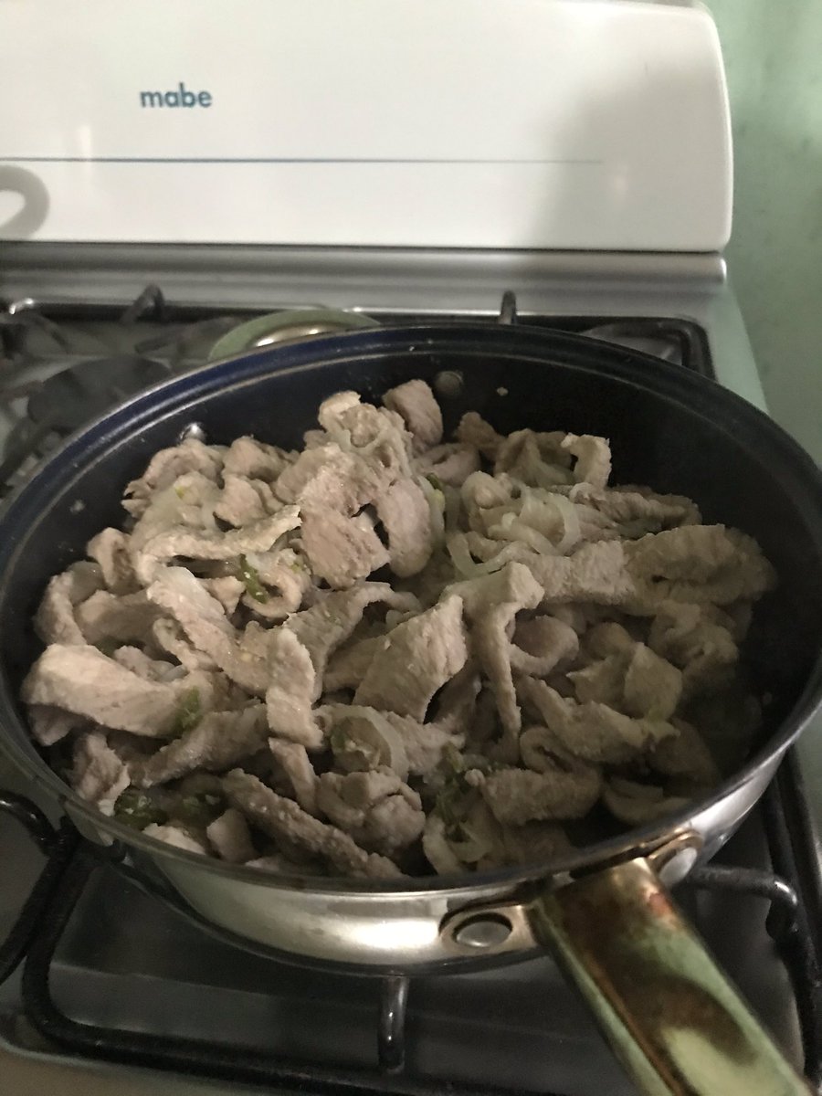 joferkaiser's tweet photo. Cuando compras bisteces para la carnilla, pero no avisas y terminan haciéndolos encebollados en la casa. ☹️ https://t.co/wLFlYIEuQ8