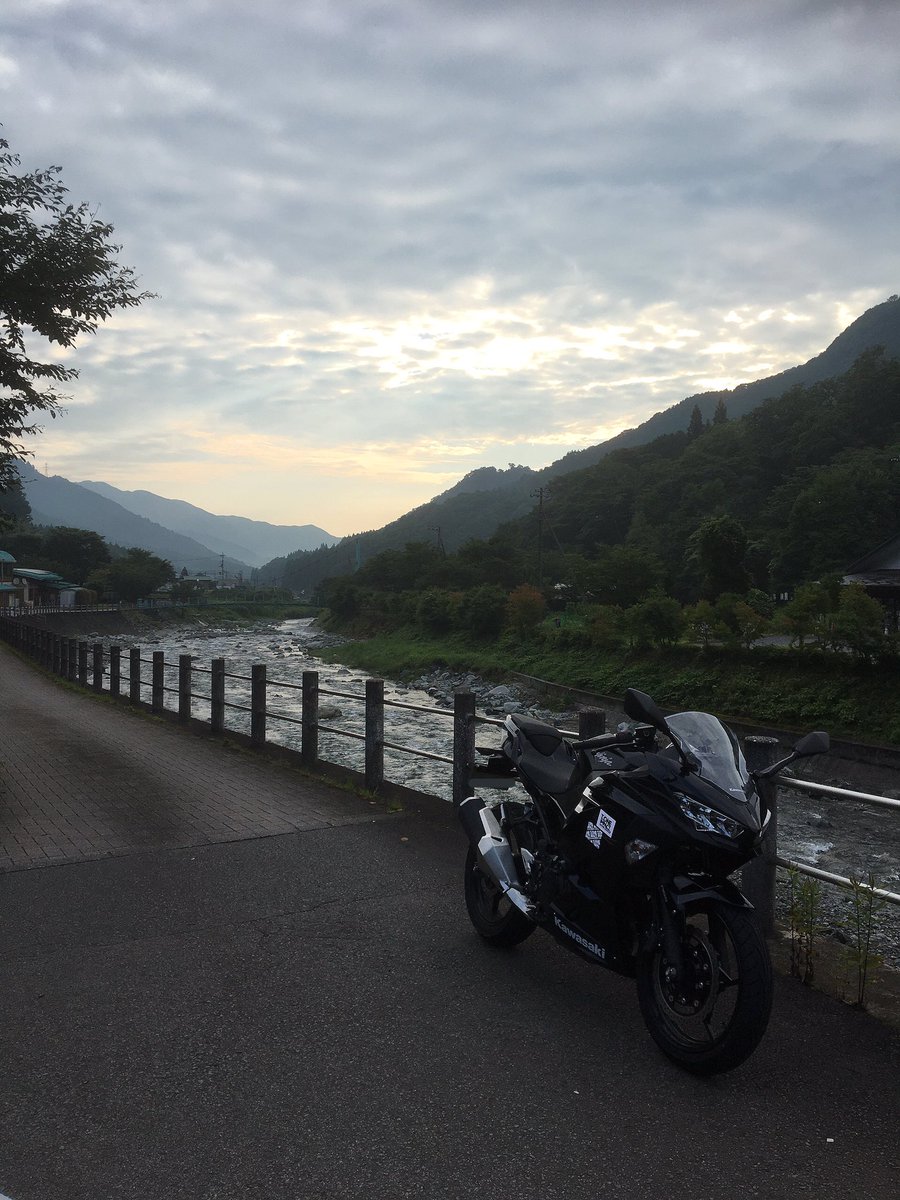 PMjvJ1YYQmPmAq4's tweet photo. 平日の早朝の道志みち。道も駐車場もさすがにガラガラ。

そしてカブトムシ飛んできた。1人でビクッてなった（笑）Gじゃなくて良かった。

#道志 #道志みち #バイク乗りと繋がりたい https://t.co/wtrDSp44q3