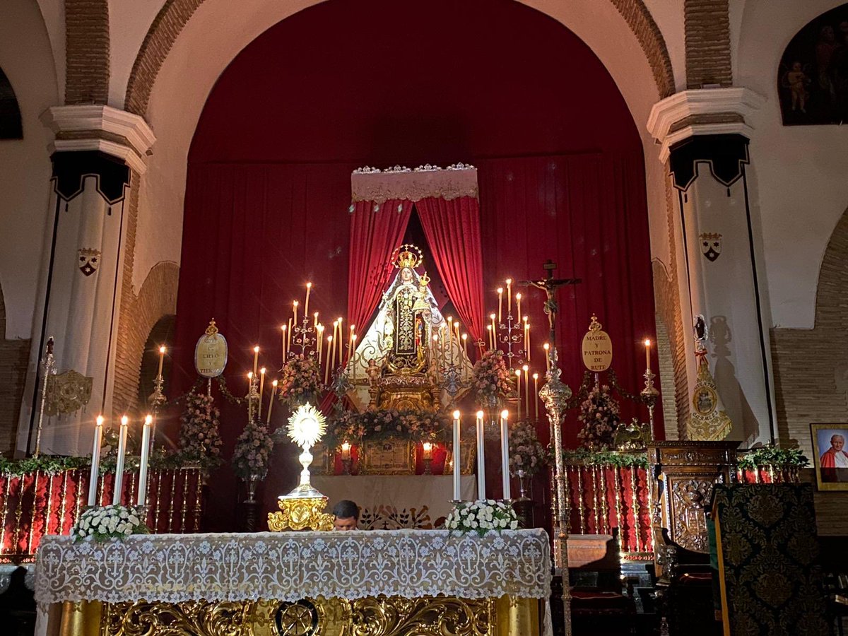 En la noche de hoy ha tenido lugar una vigilia y exposición del santísimo ante nuestra patrona con la presencia de los grupos jóvenes de nuestro pueblo.