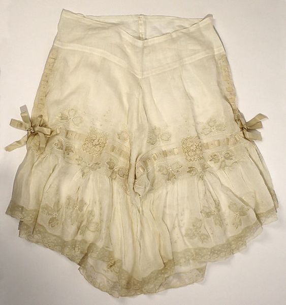 These underclothes were made of linen or silk for the upper classes and cotton or linen for the lower classes.