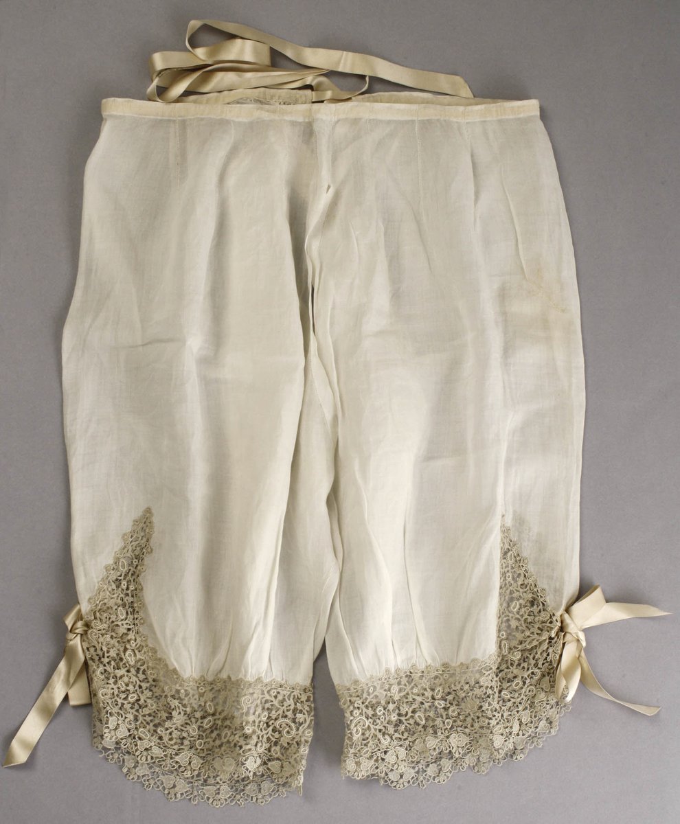 These underclothes were made of linen or silk for the upper classes and cotton or linen for the lower classes.