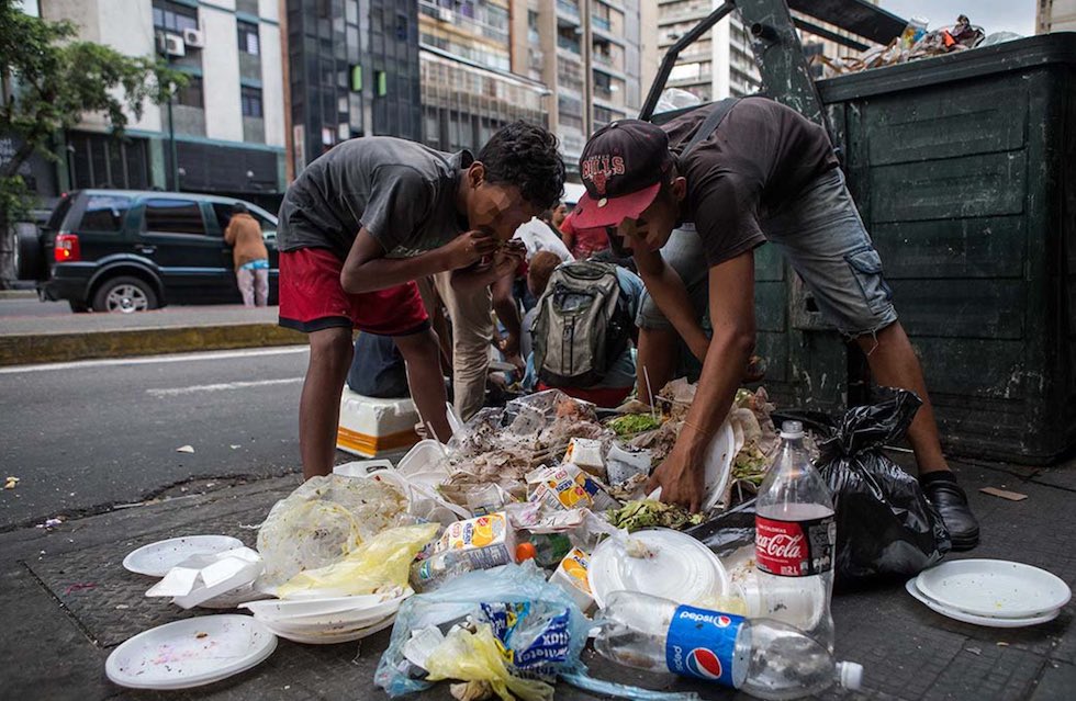 mdominguezAD's tweet photo. Nuestra nación hambreada, sometida a persecución, sin acceso a servicios básicos, víctima de una dictadura criminal opresora, sabe que cuenta con una dirigencia política en #UnidadContraElFraude que no abandonará la lucha por lograr el cambio político que urge en nuestro país. https://t.co/WxKVEPTbbT