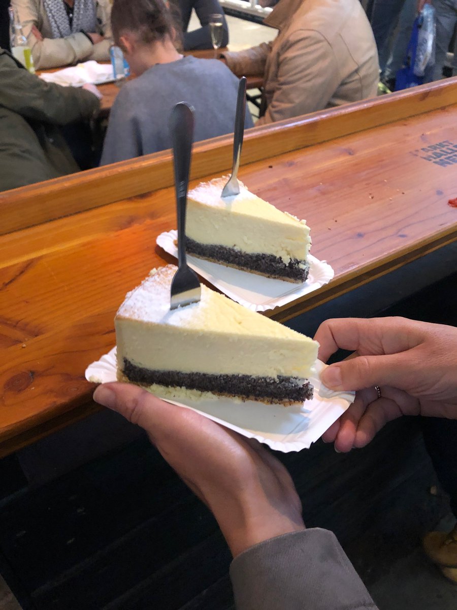 ট ইট র Kawachi Berlin ドイツabcのおやつ Mはmohnkuchen ポピーシード 芥子の実が入ったケーキ です ぷちぷちした食感ですが ペーストはねっとりしてマジパンより濃厚な甘さ 写真は ベルリンのマルクトハレのモーン入りチーズケーキ とクロイツベルクの