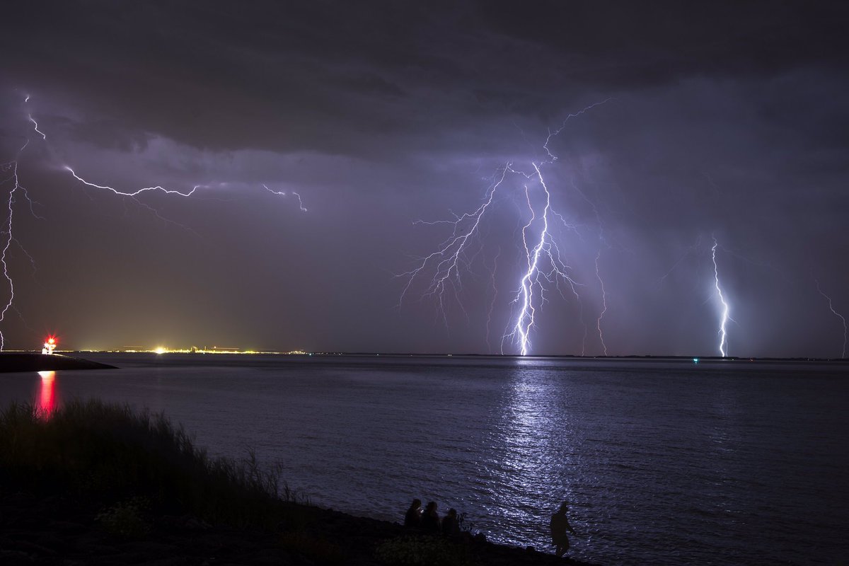 Meerdere ontladingen samengevoegd in één foto! #onweer #bliksem #stormchasing #Nikon #loveit #skyfullofstrikes