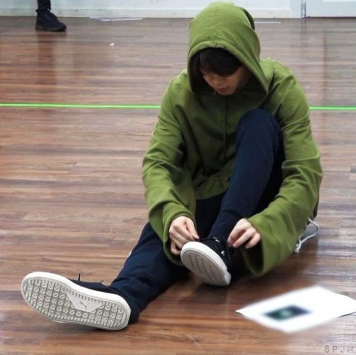 Jimin wearing oversized clothes— a long, but very much needed thread.