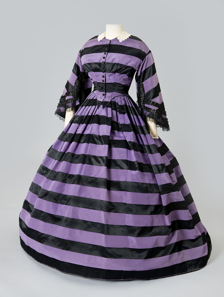 DAY DRESS: this kind of dresses were usually worn at home, or to go outside to do some shopping or “informal” activities, such visits in the morning.