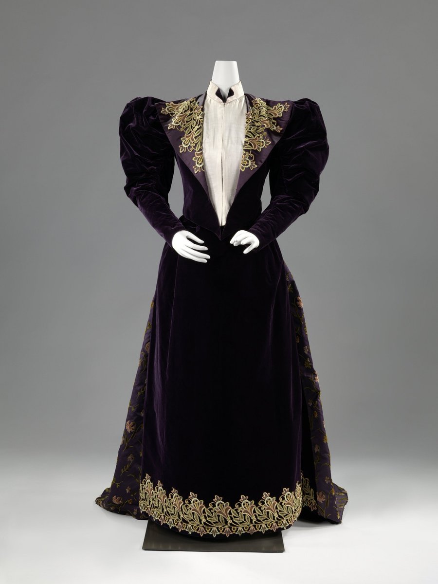 DAY DRESS: this kind of dresses were usually worn at home, or to go outside to do some shopping or “informal” activities, such visits in the morning.