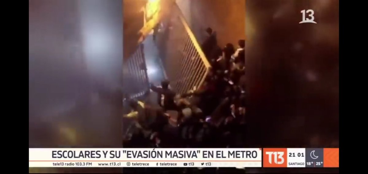 Ese día se cierran 5 estaciones de metro y ya no solo son los estudiantes los que protestan sino también se suman adultos.