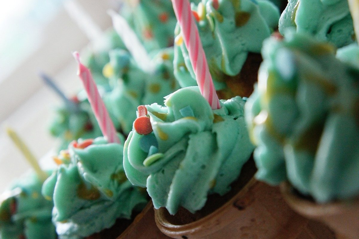 Buttercream frosting...yummmm....!  Our vegan buttercream mixes will have you thinking they actually contain "butter" and "cream" but they're all top 8 allergen-free!!  Add a little spirulina or matcha powder to our Vanilla Bean Buttercream for a natural &amp; lovely green hue 🌈🌈