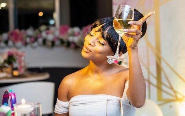 MimiMisstress's tweet photo. @MakhuluKaHlanyo @bonga_natie @ern_music @bonga Guess I can afford it. I even gave you some. https://t.co/6MApSd0Sc3