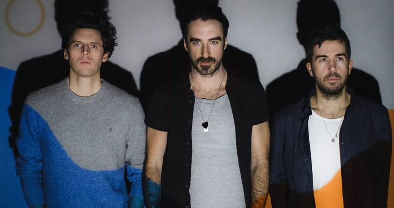 BigIssueIreland's tweet photo. This issue Samantha interviews @TheCoronas #DannyOReilly and #GrahamKnox &amp; chats unfortunate band names, tea &amp; #lockdown in #dingle 
Read for free at https://t.co/fVisrHPfle &amp; if u can, donate until its safe for sellers to sell on streets again. https://t.co/9S2fSPxsrE