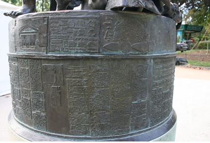 Each surface is a pretext to display extracts from a sacred book or an illustration linked to architecture, cartography, or science.Here, one of the bases of the statues.