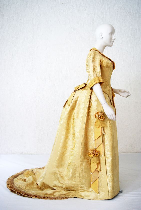 RECEPTION ENSEMBLE: The reception dress is the most formal of daytime gowns, and as such, is quite versatile. It can be worn to church, or to a daytime social event, such as a reception introducing a guest.