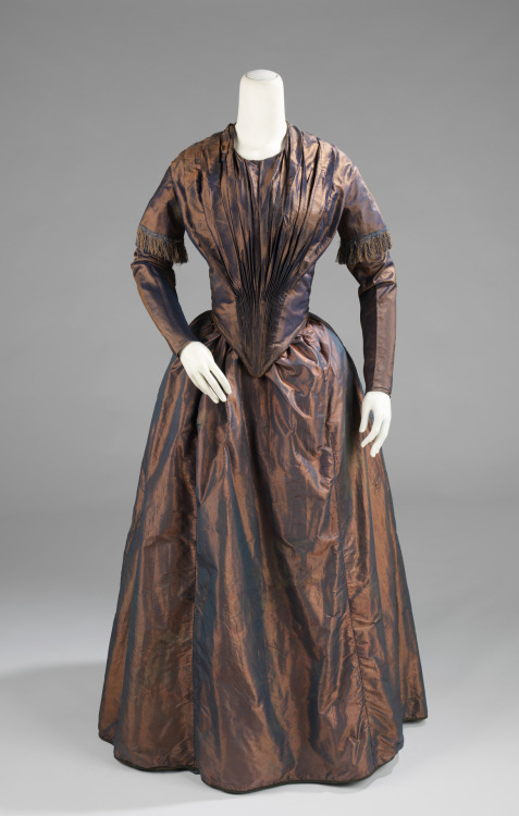 AFTERNOON DRESS: they were usually lavishly trimmed, with low necklines. The sumptuous fabric was typically used and often with a train. Ladies would dress-up in these either for visiting friends or for receiving friends at home.