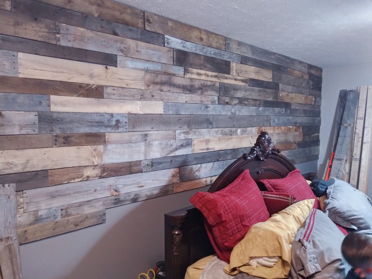 KP_SOONERS_09's tweet image. Wife wants a pallet wall, she gets a pallet wall. #AmIDoneYet