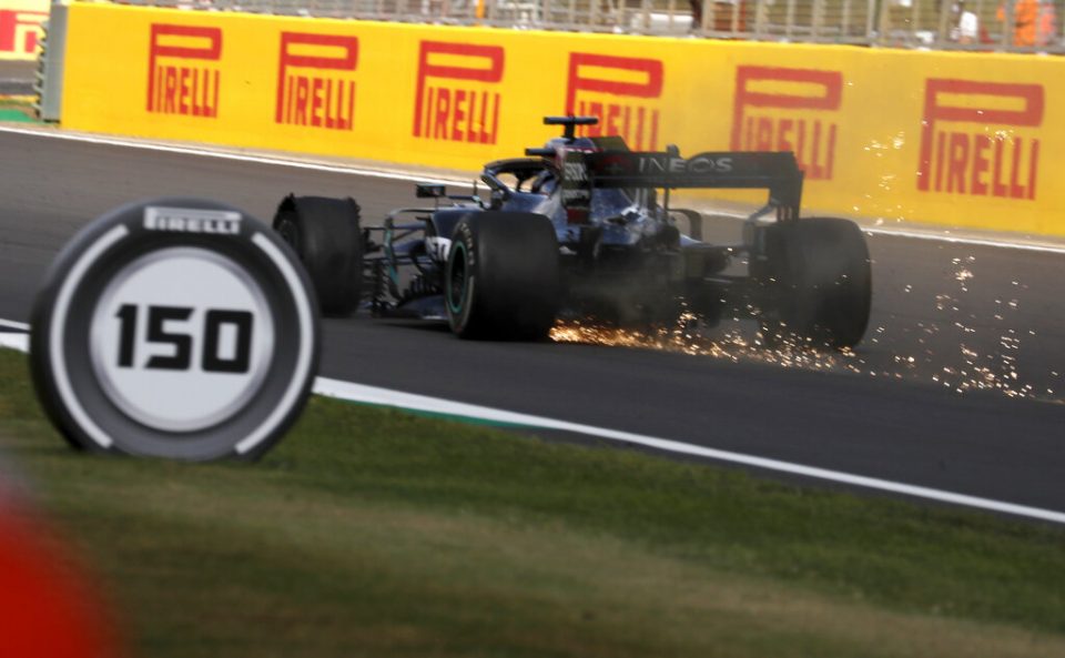 NxVenezuela's tweet photo. Hamilton gana dramáticamente con una llanta pinchada y se acerca a récord de Schumacher https://t.co/f70TUogm05 -- https://t.co/GfK8LUszHQ