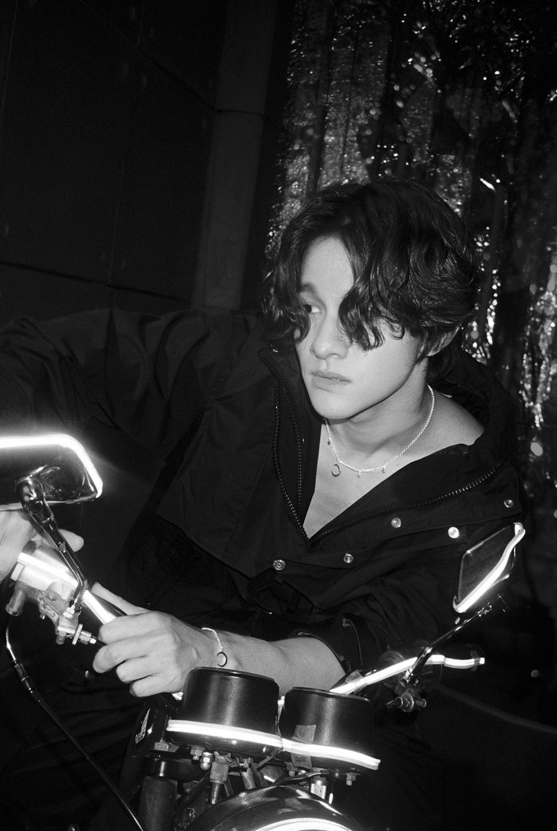 kapsul_official's tweet photo. Samuel Kim’s “INFINITY” collection  includes a moon and stars pendant inspired by the boundless universe filled with with infinite possibilities. 

@ksamuelofficial 
#KAPSULXSAMUELKIM
#samuelkim https://t.co/YH1MHy6Rel
