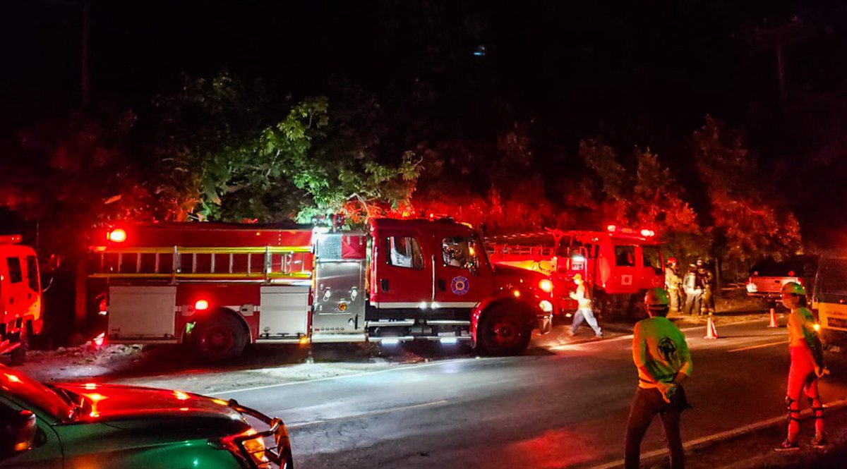 SecPrensaSV's tweet image. #ControlDeIncendio | Elementos del @BomberosSV, @PROCIVILSV y @FUERZARMADASV se encuentran en el cantón Sitio del Niño, de San Juan Opico, donde está noche (2.8.2020) se registra un incendio en la exfábrica de baterías Récord.